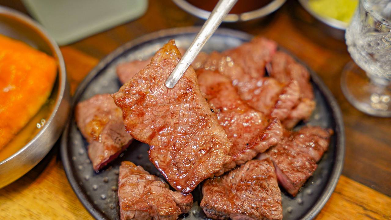 도마 홍대점 갈비 한 점 — charcoal-grilled Korean BBQ (烤肉 · 구운고기) at Doma Hongdae, a hand-cut hanwoo restaurant in Hongdae Seoul · 5